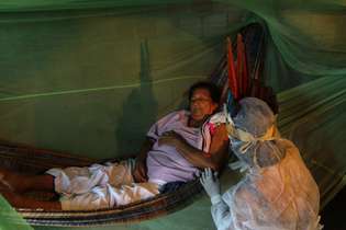 Indígena do Parque das Tribos, em Manaus, é atendida por enfermeira