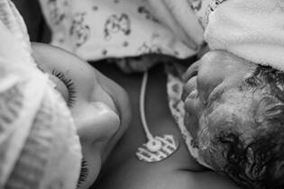 Letícia Almeida  e a filha recém-nascida