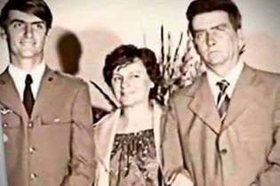 Na foto com os pais, Bolsonaro desejou feliz Dia das Mães