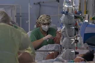 Pacientes com coronavírus sendo atendidos no hospital de campanha de Santo André-SP