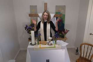 Reverenda Sarah Scherschligt celebra do porão de sua casa e transmite pela internet para os fiéis da igreja Luterana da Paz, até que o público possa voltar aos cultos
