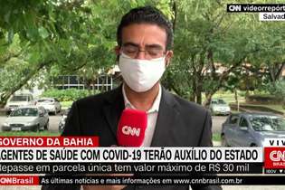 O repórter Jhonatã Gabriel, da CNN, durante uma entrada ao vivo direto de Salvador