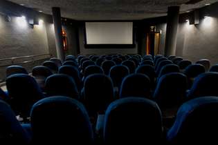 Depois de sobreviver às novas tecnologias, pandemia interdita e volta a ameaçar salas de cinema