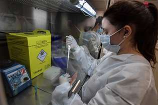 Testes de coronavírus sendo realizados no Hospital Israelita Albert Einstein, em São Paulo