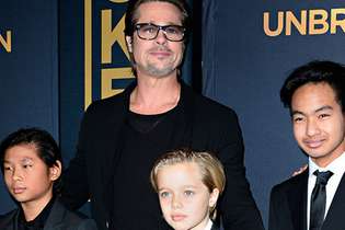 Brad Pitt ao lado de três dos seus seis filhos