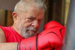 Aos 74 anos, Lula aparece de luvas e se exercitando com um saco de treino