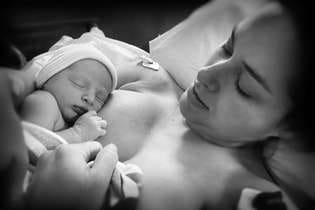 A atriz Fernanda Machado e o filho Léo, recém-nascido
