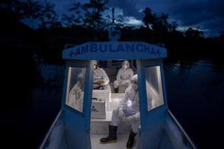 Profissionais de saúde utilizam barco para acessar comunidade ribeirinha no rio Quara, no Pará