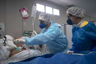 Homem internado com Covid-19 na UTI do hospital Dr. Ernesto Che Guevara, em Maricá, no Rio de Janeiro