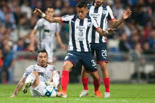 Maximiliano Meza (ao centro) em disputa de bola pelo Monterrey, do México