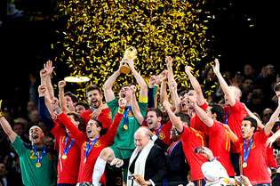 Seleção espanhola ergueu a primeira taça de Copa do Mundo de sua história