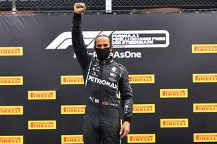 Lewis Hamilton comemora vitória na F1 com punhos cerrados, símbolo do movimento negro