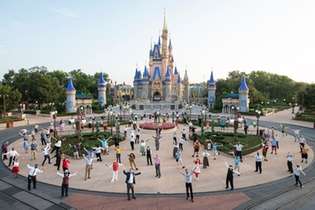 Walt Disney teve prejuízo líquido de US$ 4,72 bilhões em seu terceiro trimestre fiscal e começar agora a reabrir seus parques