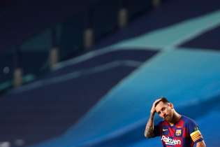 Messi desolado durante goleada do Bayern sobre o Barcelona