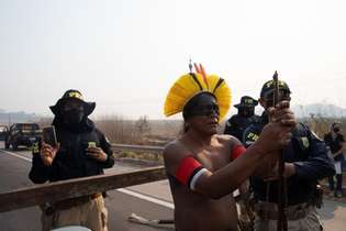 Indígena em bloqueio da BR-163 em Novo Progresso, no Pará