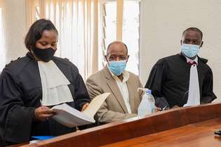 O herói do filme "Hotel Ruanda" Paul Rusesabagina aparece entre seus advogados David Rugaza e Emeline Nyembo no tribunal primário em Kigali, Ruanda,