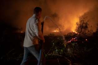 Luta para conter chamas no Pantanal é diária