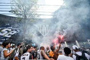 Torcedores do Galo foram até a porta da sede do clube, em Lourdes, para protestar contra o caso Thiago Neves