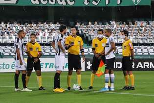 Jogadores de Galo e Coritiba trocaram camisas após o jogo, o que é proibido pelo protocolo da CBF