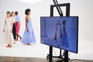 A plataforma buscou recursos tecnológicos como vídeos e imagens tridimensionais das roupas apresentadas, para repassar para o público as características fiéis dos produtos