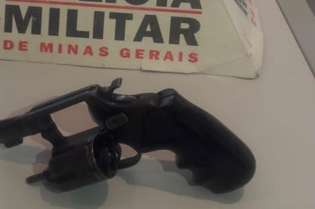 Um revólver calibre 38 utilizado para ameaçar a vítima foi apreendido na ocorrência