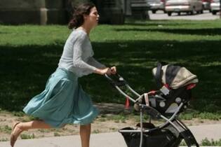 Frannie (Joanne Kelly) precisa aprender uma tarefa nada fácil: ser mãe