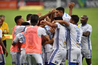 Jogadores do Cruzeiro celebraram resultado diante do time campineiro