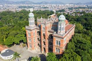 A Fundação Oswaldo Cruz (Fiocruz), o palácio mourisco que serve de instituição científica