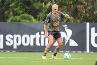 Fábio Santos deve assinar com o Corinthians após saída do Galo