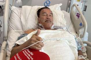 Arnold Schwarzenegger acena para fãs após cirurgia no coração