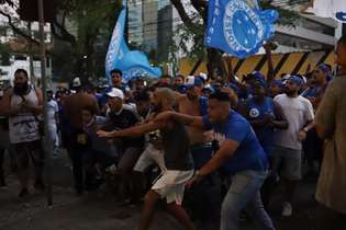 Torcida do Cruzeiro protestou na porta do Parque Esportivo do clube na eleição para a presidência