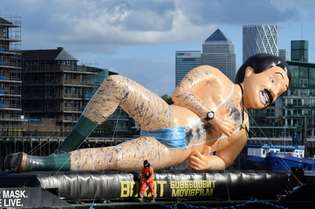 O filme de Sacha Baron Cohen está disponível no streaming da Amazon, e em vários países, a campanha publicitária tem sido forte (acima, um boneco instalado inflável instalado em Londres)