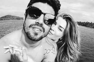 O casal, em foto recente postada por Caio Castro em seu perfil, mas em clima de "tbt" ("de quando a gente podia viajar")