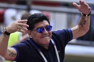 Maradona foi inquestionável com a bola nos pés; fora dos gramados, acumulou polêmicas