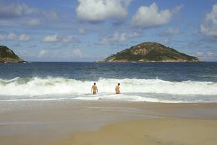Pelado e com máscara no rosto: praia de nudismo reabre no Rio após 8 meses