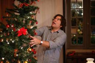 Personagem de Leandro Hassum no filme desmaia ao cair do telhado vestido de Papai Noel no Natal de 2010 e só desperta um ano depois