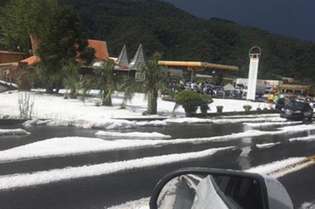 Chuva de granizo faz Santa Catarina parecer coberta de neve; veja fotos e vídeos