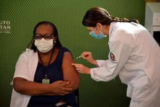 Monica Calazans foi a primeira brasileira a ser imunizada contra a Covid-19