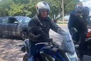 Presidente fez passeio de moto por Brasília neste domingo (24)