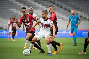 Meio campo do Flamengo criou pouco, e time perdeu para o Athetico Paranaense