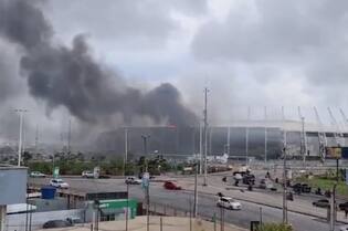 Imagens mostram muita fumaça preta saindo do estádio