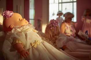 Cena do filme no qual aparecem bonecas, um dos presentes destinados à senhora que ano a ano festeja sua infância