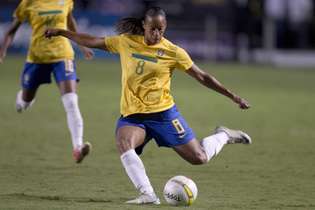Dos 23 anos dedicados ao futebol feminino, 18 foram vestindo a camisa da Seleção Brasileira