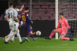 Messi tira do goleiro e marca o segundo para o Barça