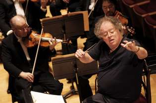 O maestro Levine dirigiu a Metropolitan Orchestra em mais de 2.550 ocasiões