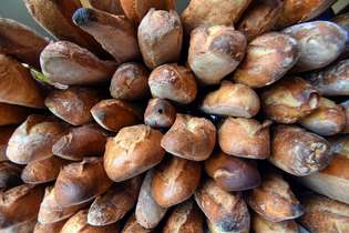 O termo "baguete" para designar o pão longo e estreito, tão associado à cultura francesa, surgiu no início do século XX
