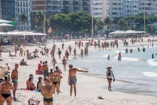 Movimentação na praia de Copacabana, no Rio de Janeiro (RJ), neste domingo (28)