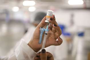 Inicialmente, a vacina bivalente será aplicada somente nos chamados grupos de risco.