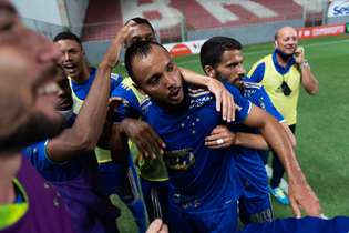 Felipe Augusto celebra com jogadores do banco o segundo gol do Cruzeiro