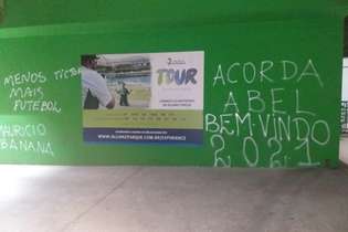Muros do estádio do Palmeiras amanheceram pichados neste sábado (17)